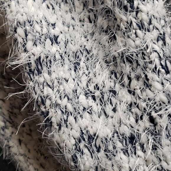 🌹FUZZY BLACK AND WHITE INFINITY SCARF - Picture 3 of 5